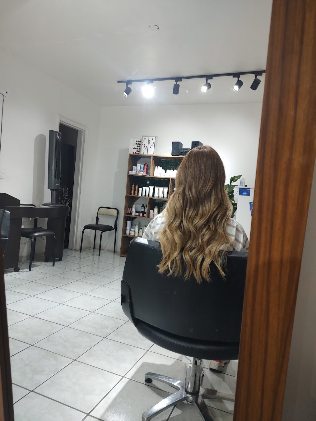 Interior del estudio y trabajo de color en cabello largo