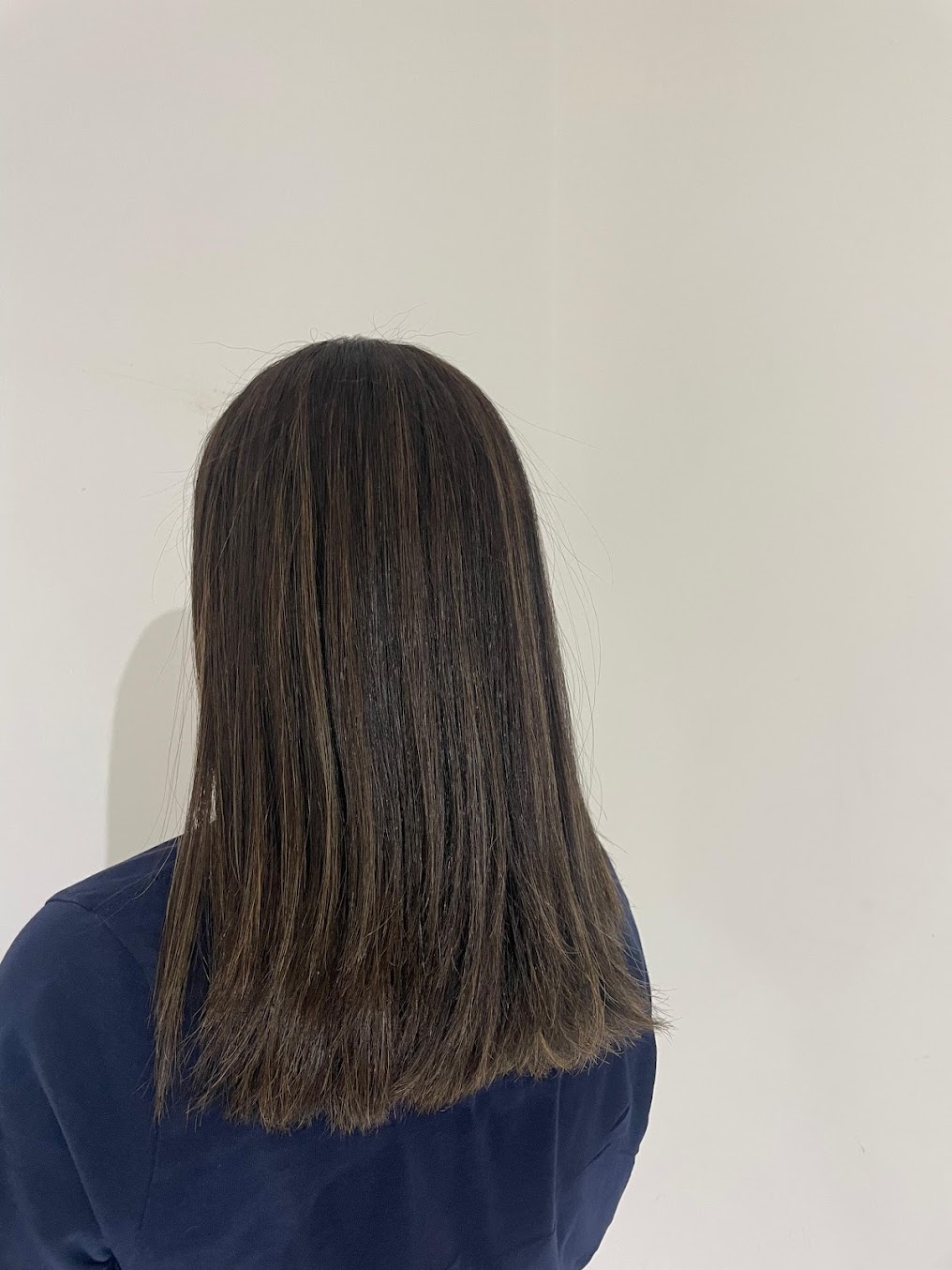 Corte y acabado lacio en cabello oscuro